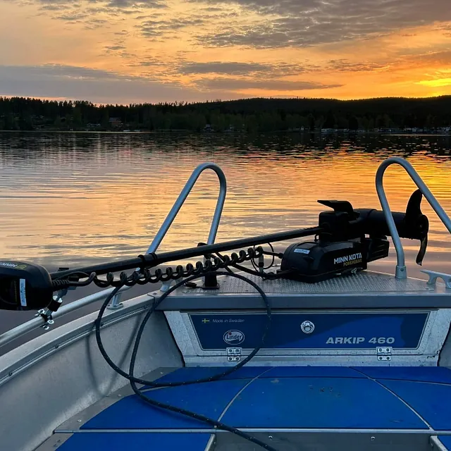 Utstyr til båt i solnedgang